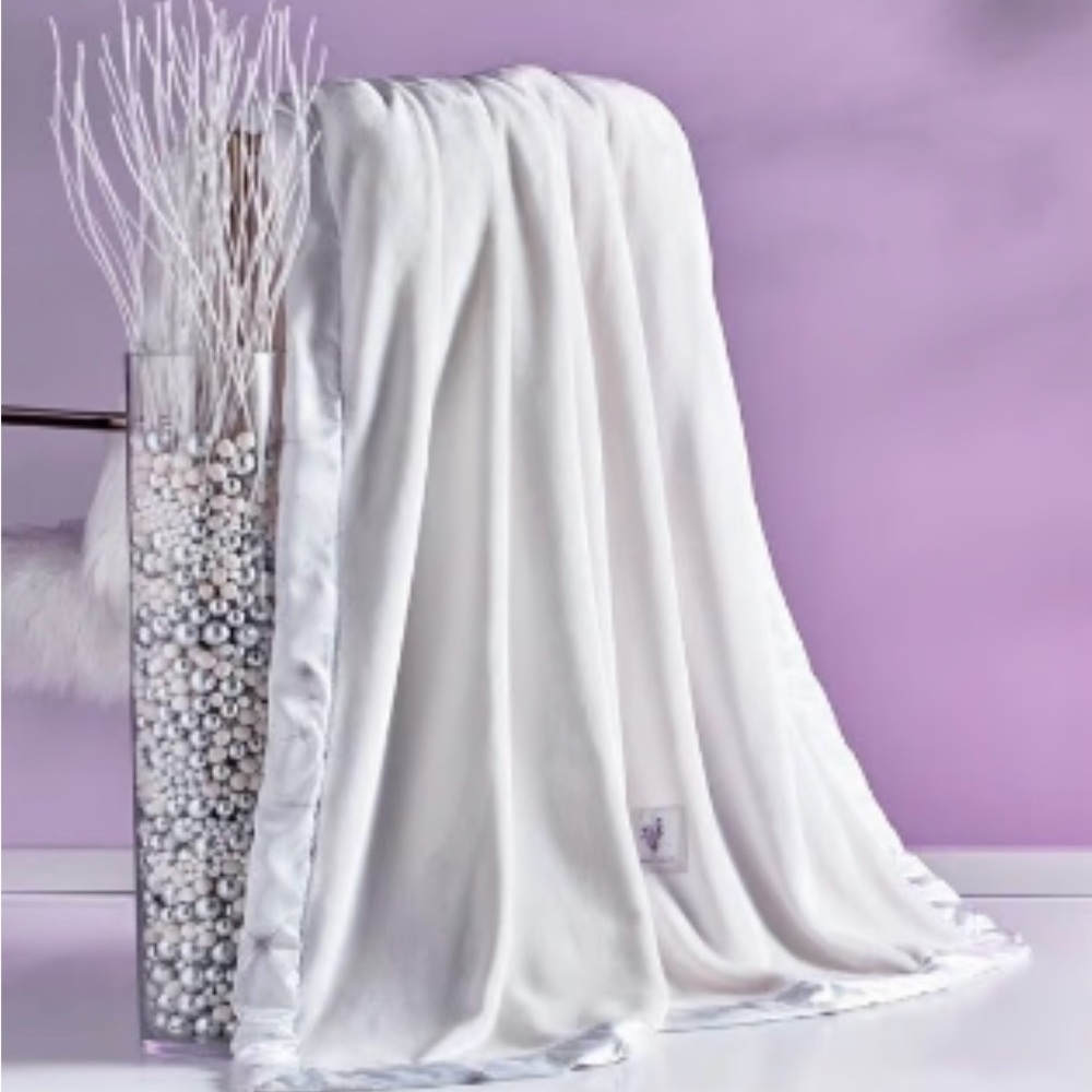 Large White Younique Blanket NIP